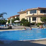 Villaggio & Club Aquilia * Бадолато-Стационе