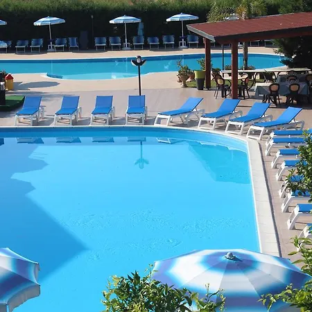 Villaggio & Club Aquilia 4* Бадолато-Стационе