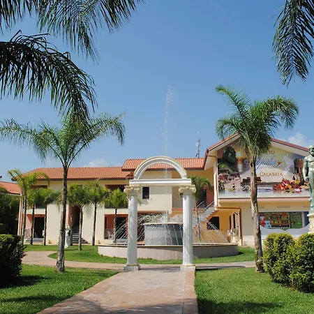 Курортный комплекс Villaggio & Club Aquilia Бадолато-Стационе